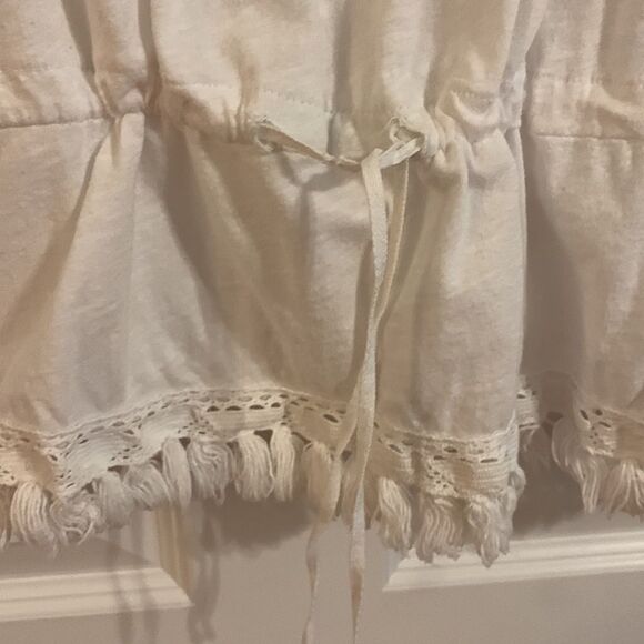 Willi Smith size medium white 3/4 sleeve top with crochet and tassel detail - Picture 8 of 9